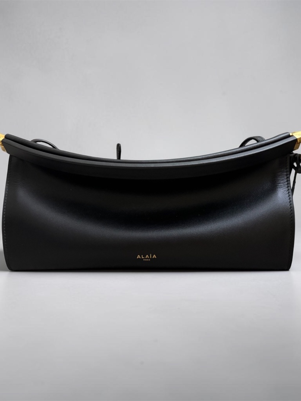 ALAÏA LE CLICK EAST WEST MEDIUM BAG IN CALFSKIN